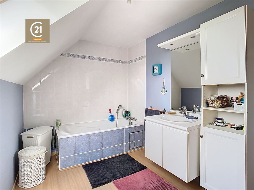 Belle Villa offrant 2 chambres, garage et jardin