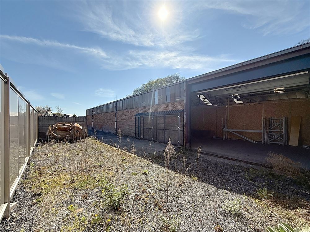 SUPERBE ENTREPÔT DE 235M² AVEC EXTÉRIEUR - ENTIÈREMENT SÉCURISÉ