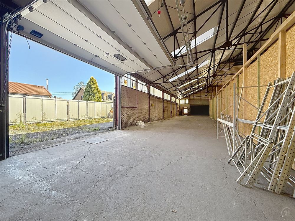 SUPERBE ENTREPÔT DE 235M² AVEC EXTÉRIEUR - ENTIÈREMENT SÉCURISÉ