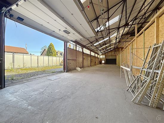 SUPERBE ENTREPÔT DE 235M² AVEC EXTÉRIEUR - ENTIÈREMENT SÉCURISÉ