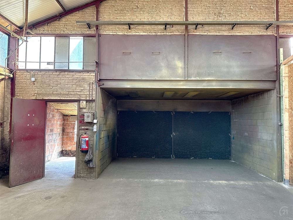SUPERBE ENTREPÔT DE 235M² AVEC EXTÉRIEUR - ENTIÈREMENT SÉCURISÉ