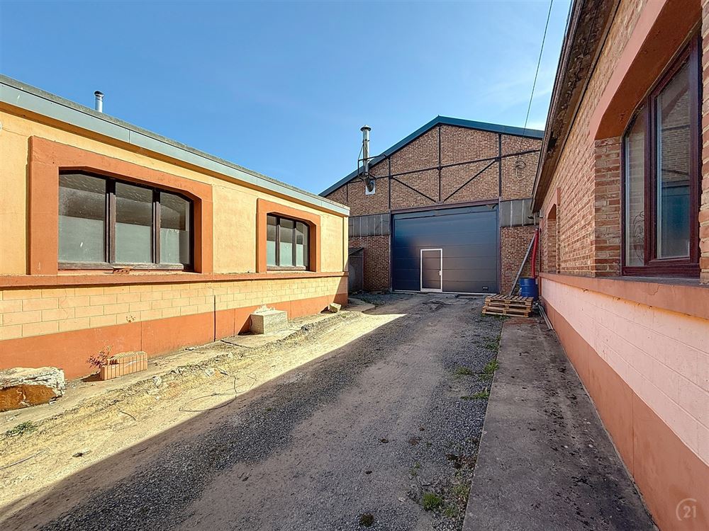SUPERBE ENTREPÔT DE 235M² - ENTIÈREMENT SÉCURISÉ