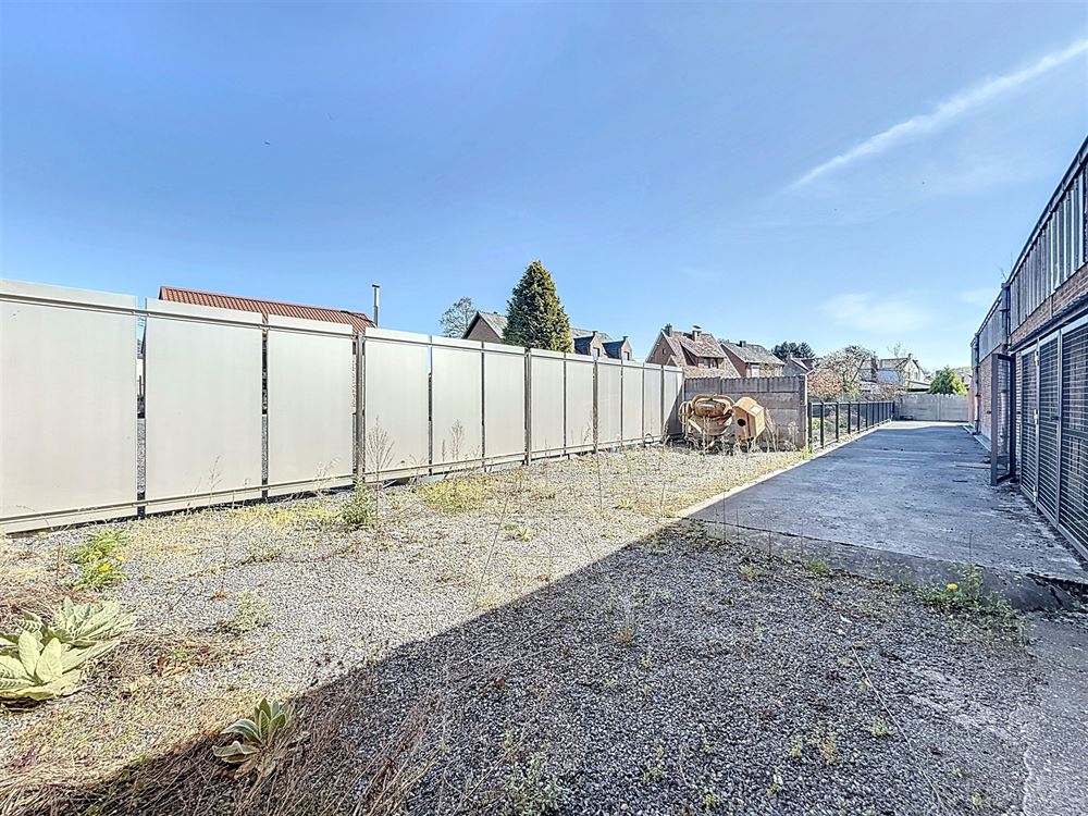 SUPERBE ENTREPÔT DE 235M² AVEC EXTÉRIEUR - ENTIÈREMENT SÉCURISÉ