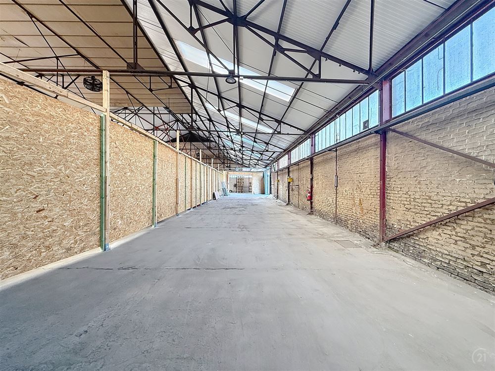 SUPERBE ENTREPÔT DE 235M² AVEC EXTÉRIEUR - ENTIÈREMENT SÉCURISÉ