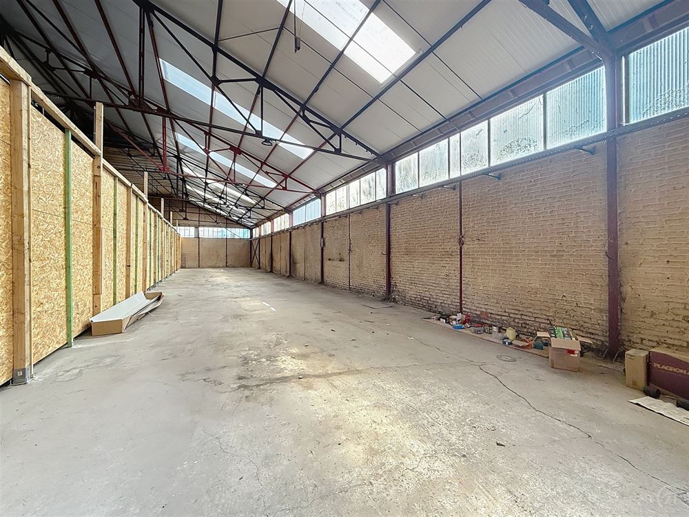 SUPERBE ENTREPÔT DE 235M² - ENTIÈREMENT SÉCURISÉ