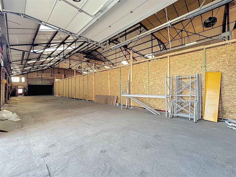 SUPERBE ENTREPÔT DE 235M² AVEC EXTÉRIEUR - ENTIÈREMENT SÉCURISÉ