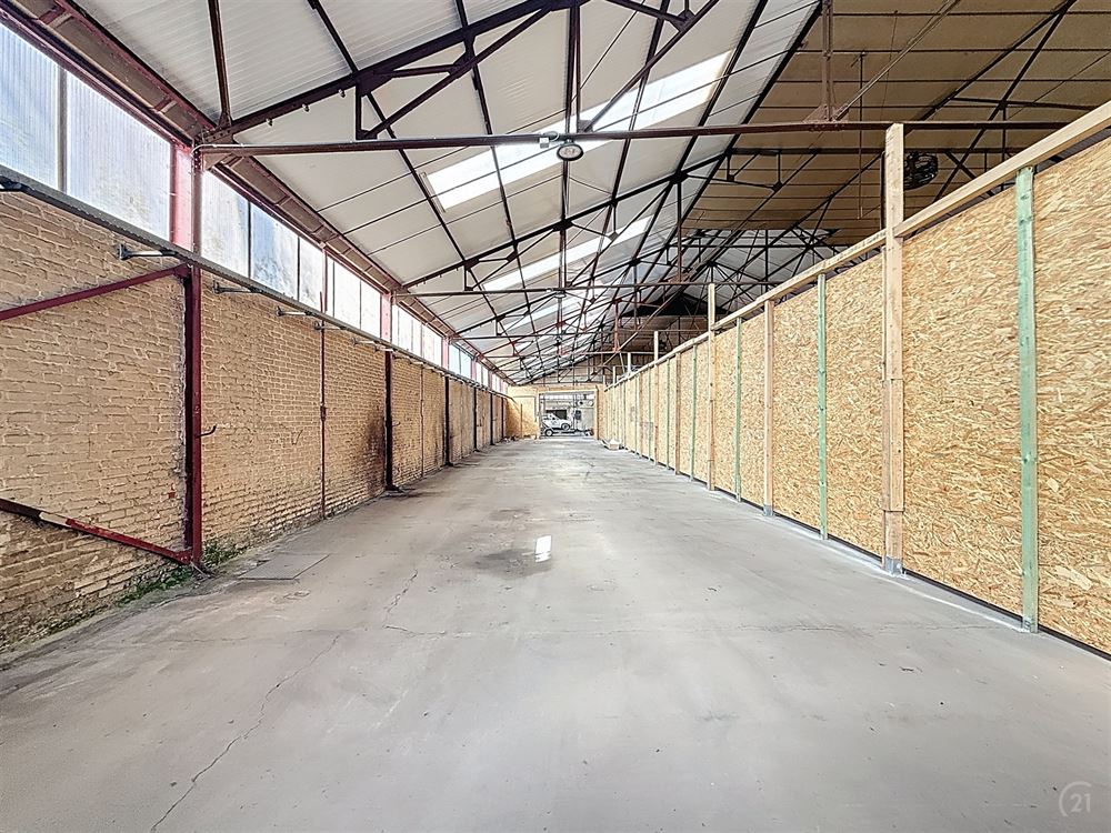 SUPERBE ENTREPÔT DE 235M² - ENTIÈREMENT SÉCURISÉ