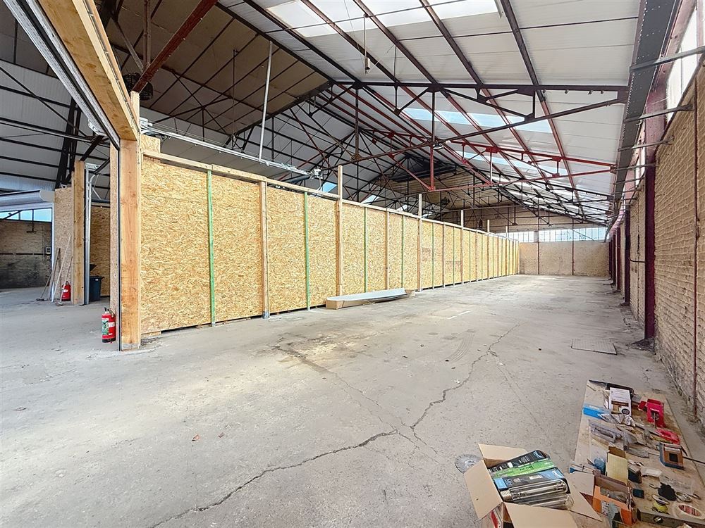 SUPERBE ENTREPÔT DE 235M² - ENTIÈREMENT SÉCURISÉ