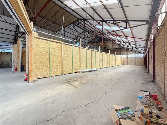 SUPERBE ENTREPÔT DE 235M² - ENTIÈREMENT SÉCURISÉ