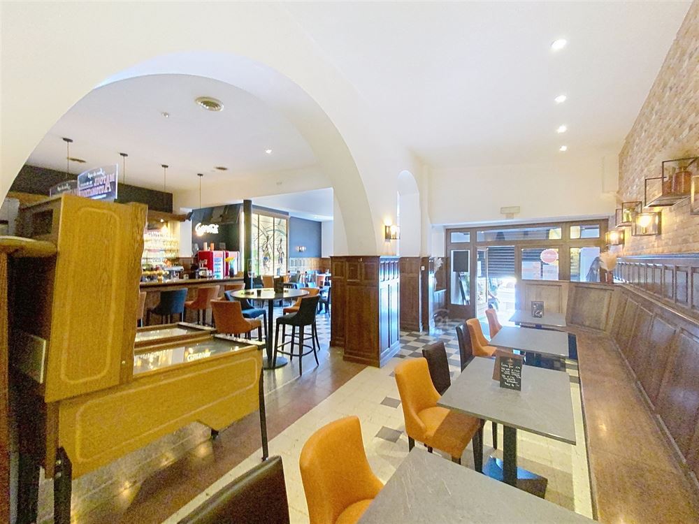 IMMEUBLE DE RAPPORT SUR LA PLACE DE METTET