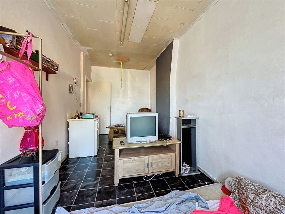 BEL IMMEUBLE DE RAPPORT - 8 STUDIOS - SURFACE COMME