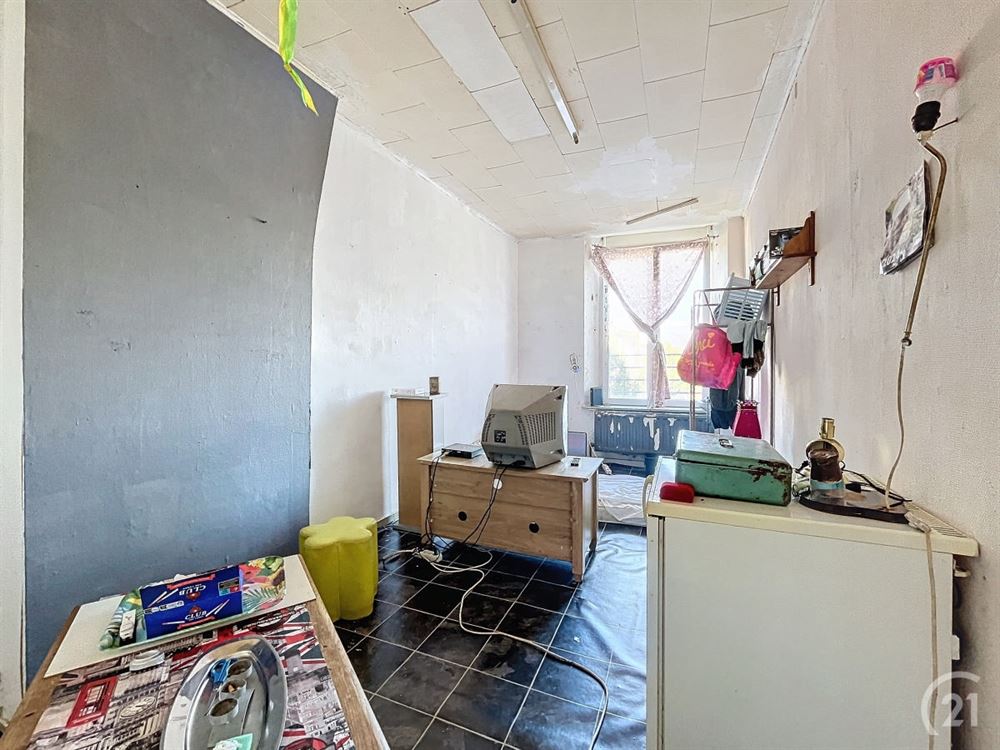 BEL IMMEUBLE DE RAPPORT - 8 STUDIOS - SURFACE COMME