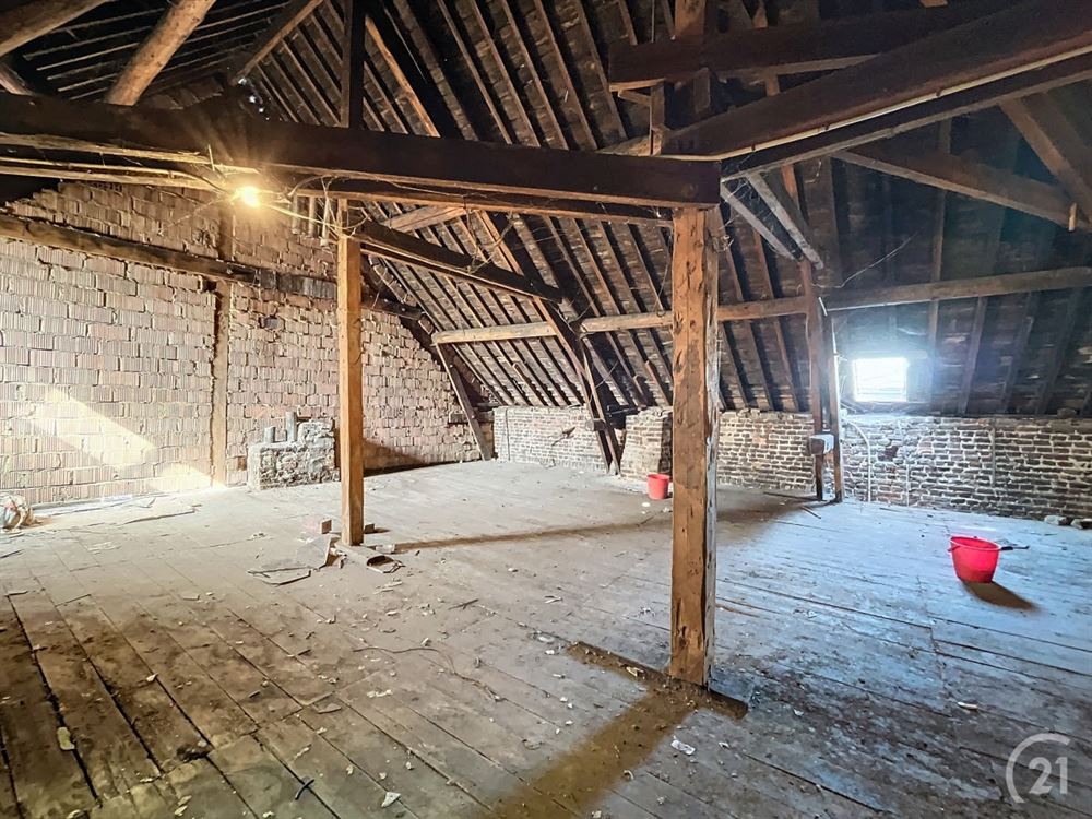 BEL IMMEUBLE DE RAPPORT - 8 STUDIOS - SURFACE COMME