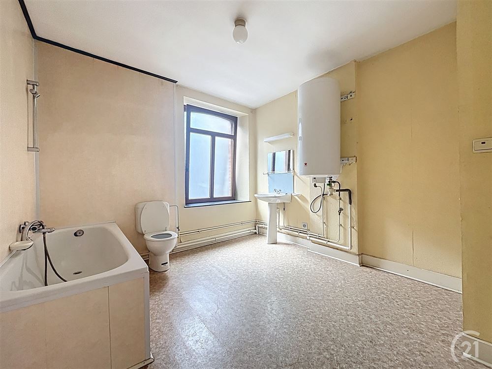 BELLE MAISON A RAFRAICHIR - 3 CHAMBRES - PARKING - COUR