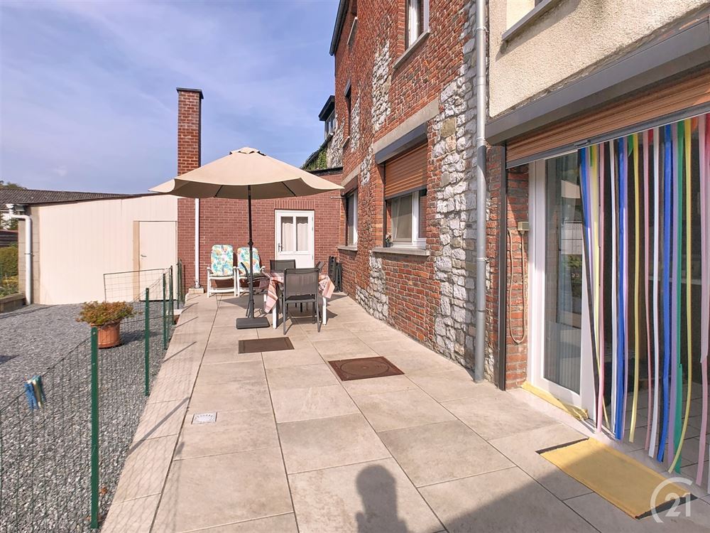 Maison 2 façades avec 8 garages et jardin