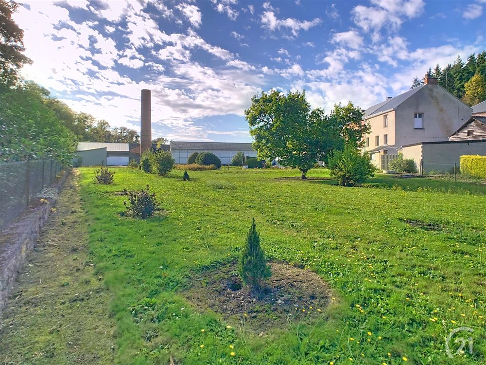 Maison 2 façades avec 8 garages et jardin
