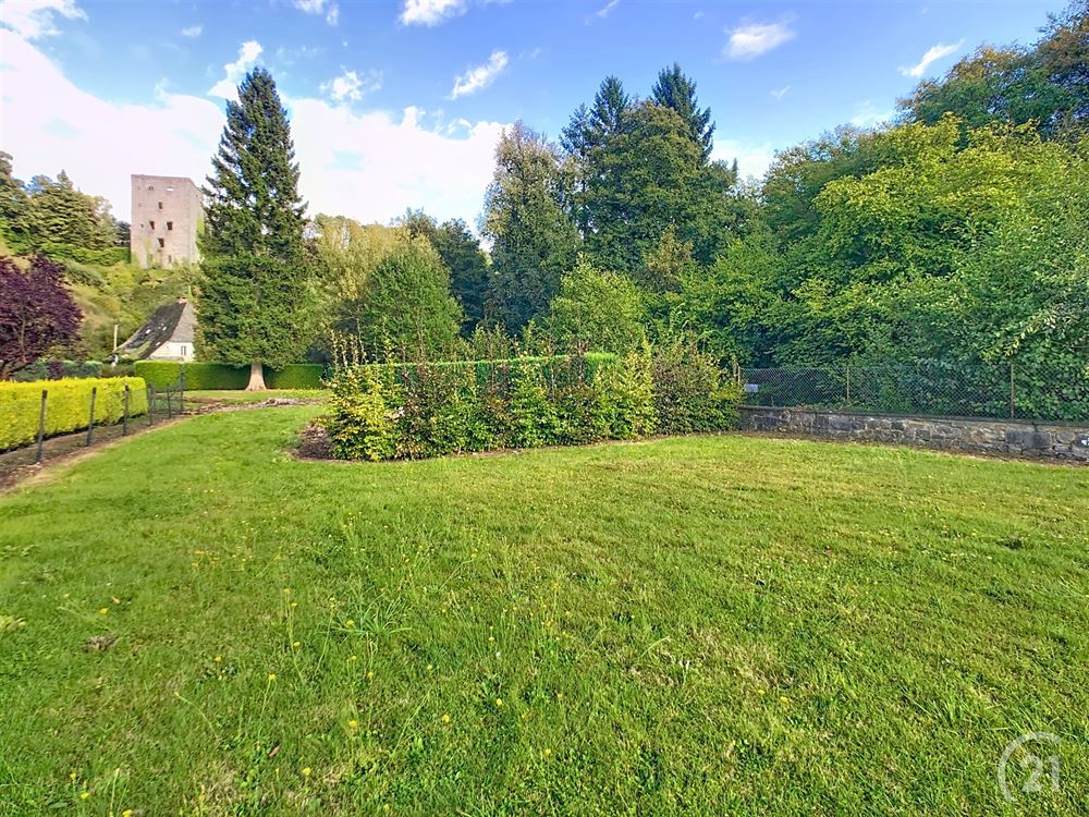 Maison 2 façades avec 8 garages et jardin