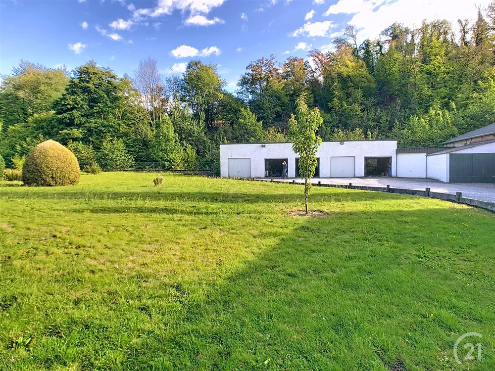 Maison 2 façades avec 8 garages et jardin