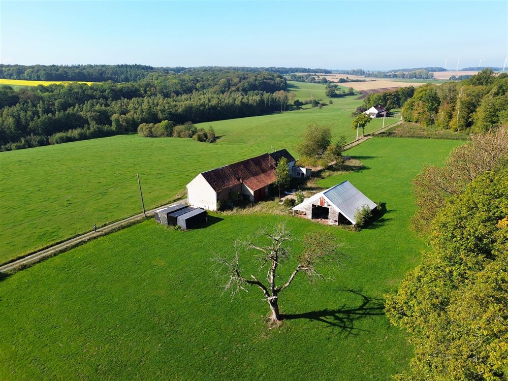 FERMETTE AVEC ÉCURIE SUR 1,07 HA EN PLEINE NATURE