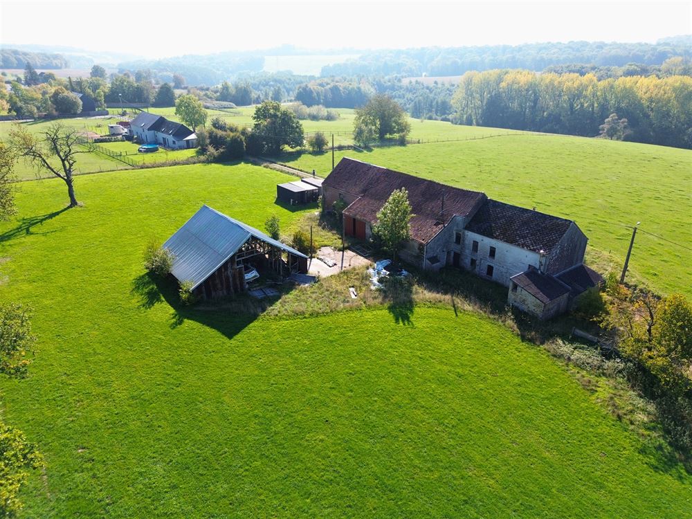 FERMETTE AVEC ÉCURIE SUR 1,07 HA EN PLEINE NATURE