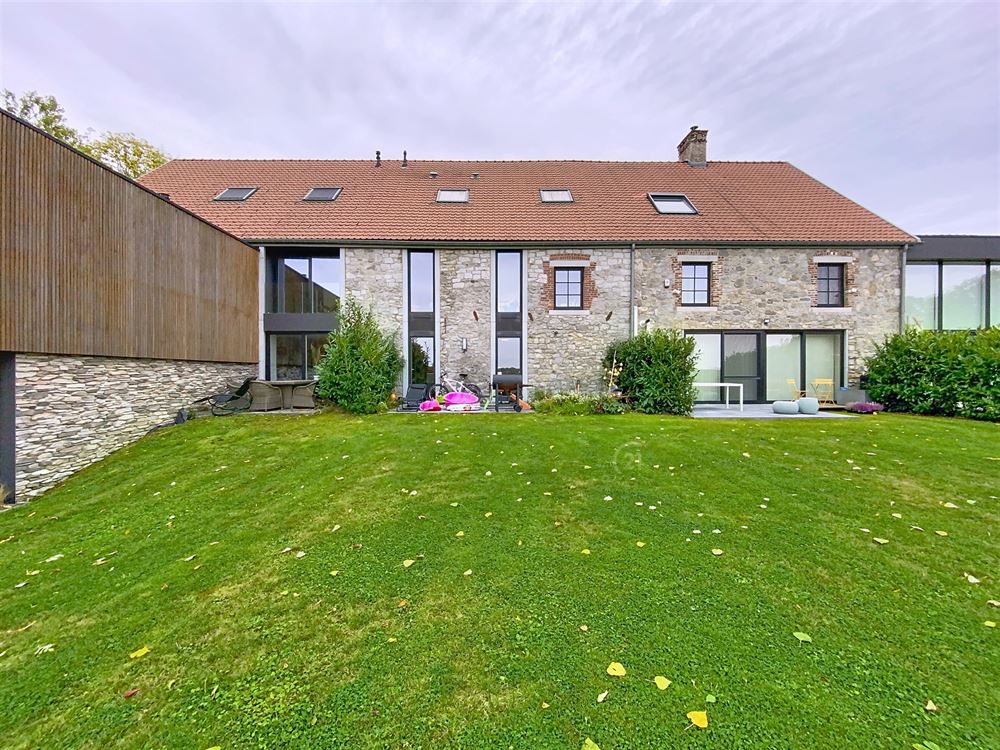 Maison 2 façades d’exception – 251 m² habitables – Ferme en carré rénovée à Gerpinnes