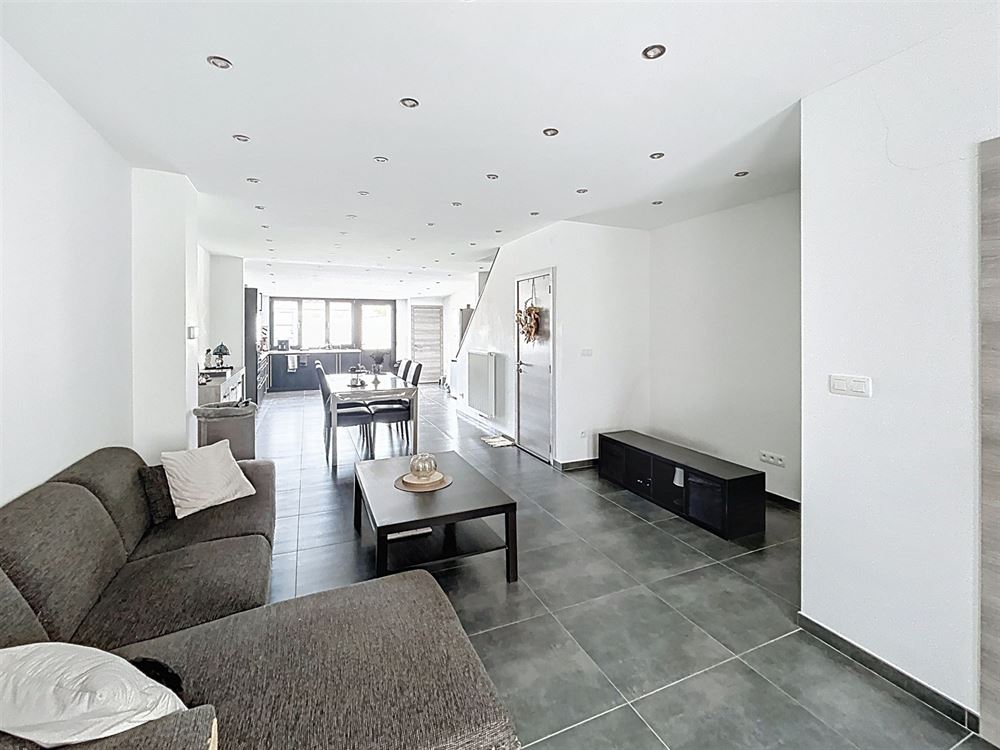 Maison unifamiliale + 3 garages + terrain à batir