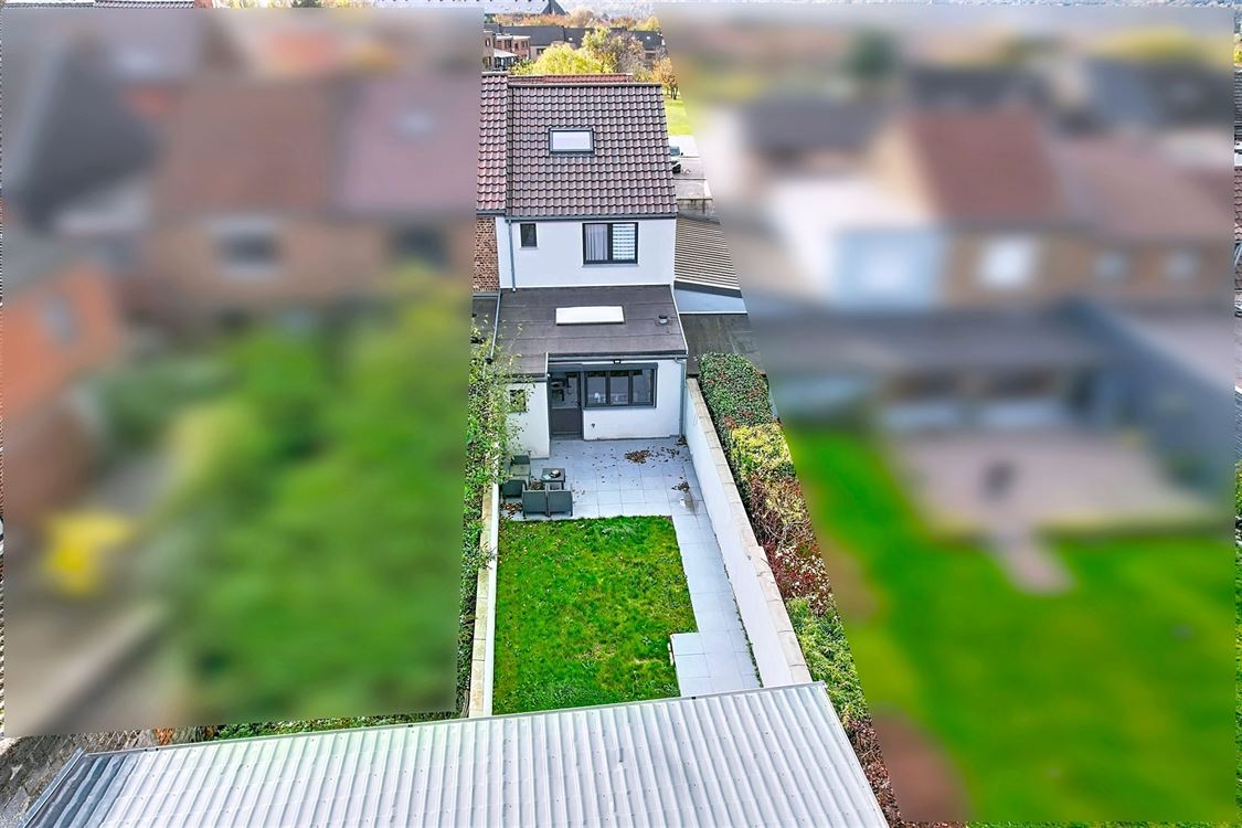 Maison unifamiliale + 3 garages + terrain à batir