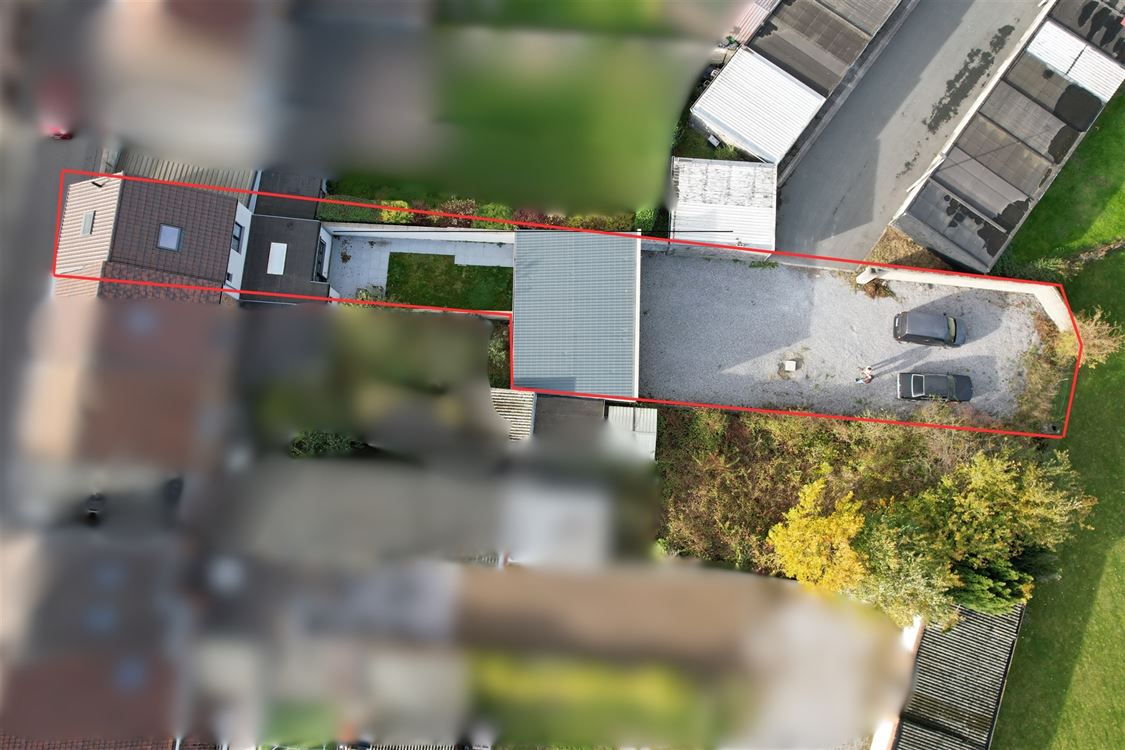 Maison unifamiliale + 3 garages + terrain à batir