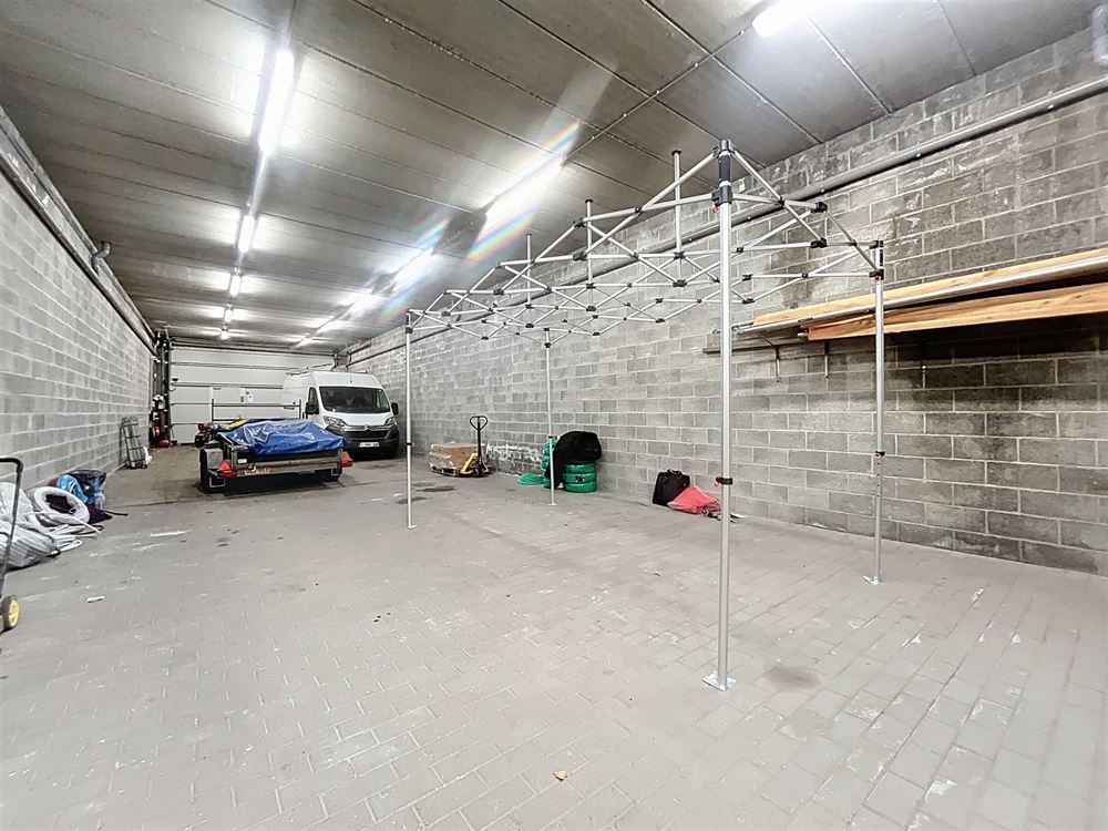 MAISON DE COMMERCE + BUREAUX + ENTREPOT