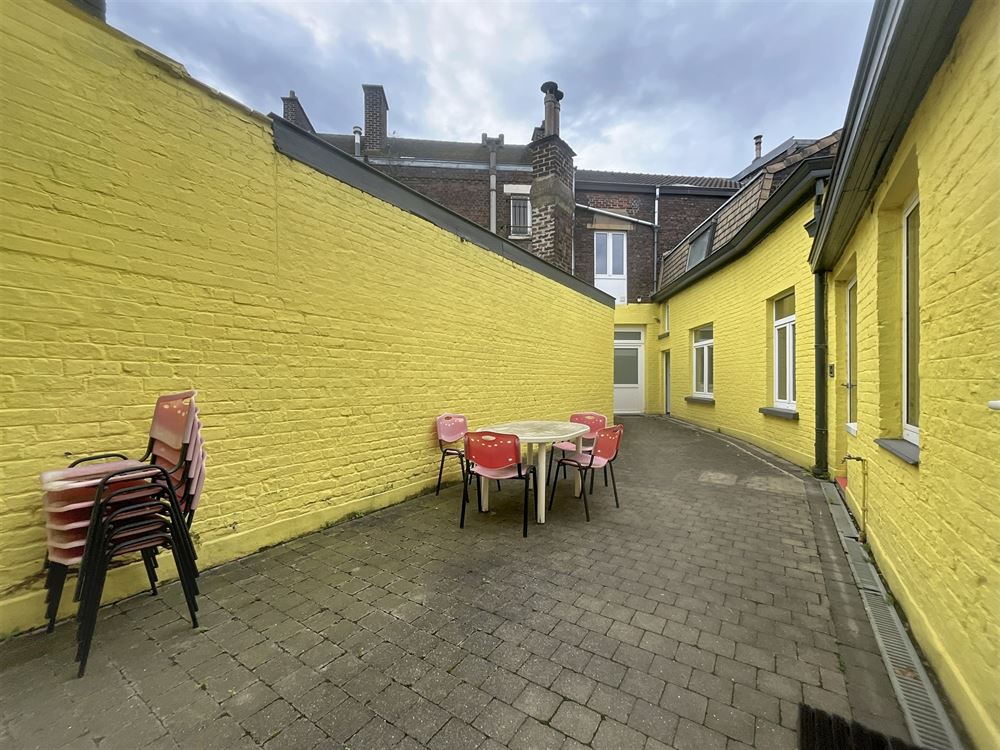 MAISON DE COMMERCE + BUREAUX + ENTREPOT