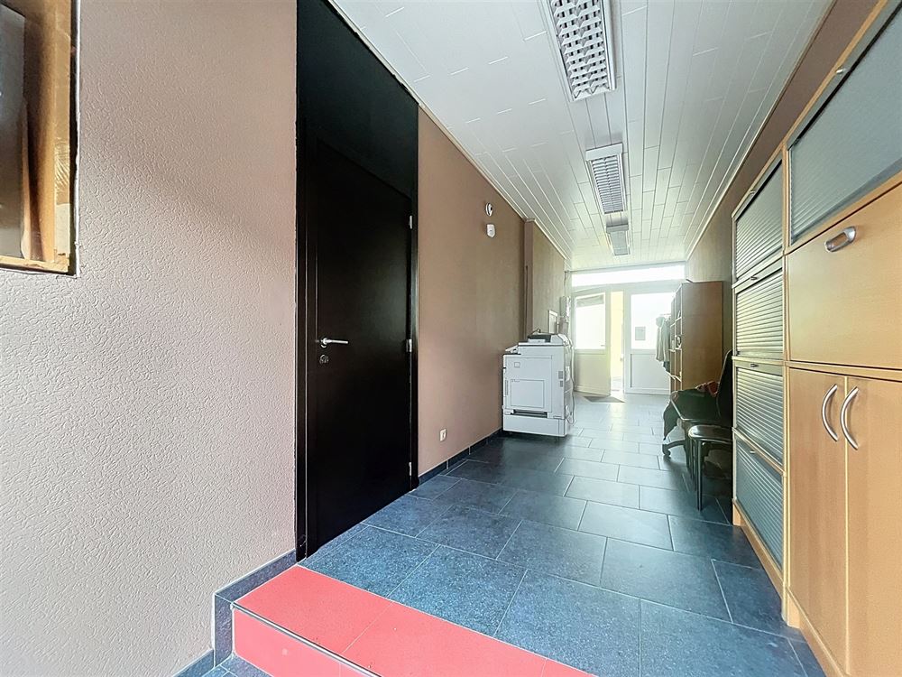 MAISON DE COMMERCE + BUREAUX + ENTREPOT