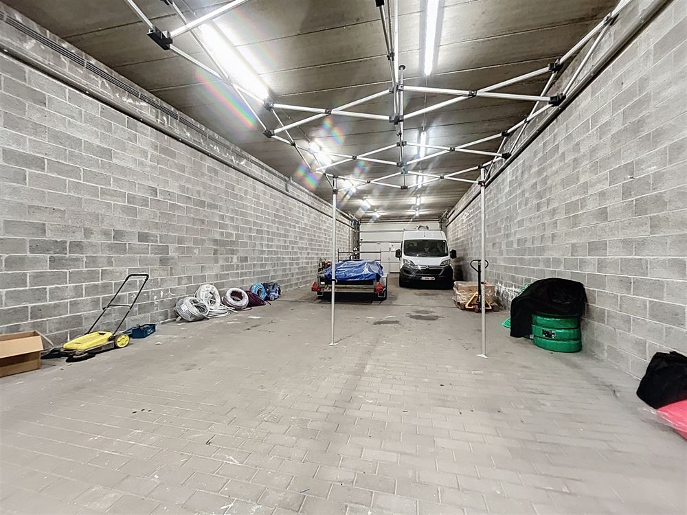 MAISON DE COMMERCE + BUREAUX + ENTREPOT