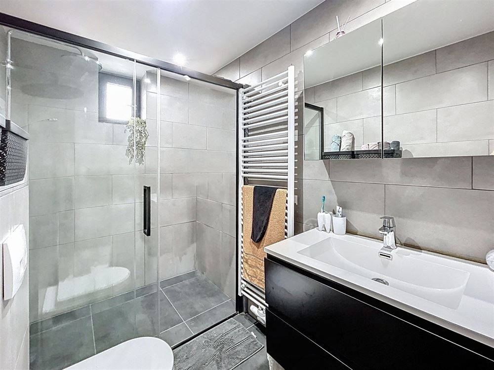 Maison unifamiliale + 3 garages + terrain à batir