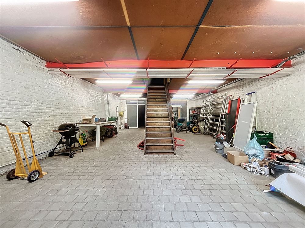 MAISON DE COMMERCE + BUREAUX + ENTREPOT