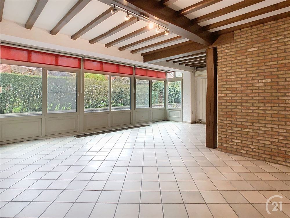 MAISON AVEC SURFACE COMMERCIALE 4 CHAMBRES ET 3 BU