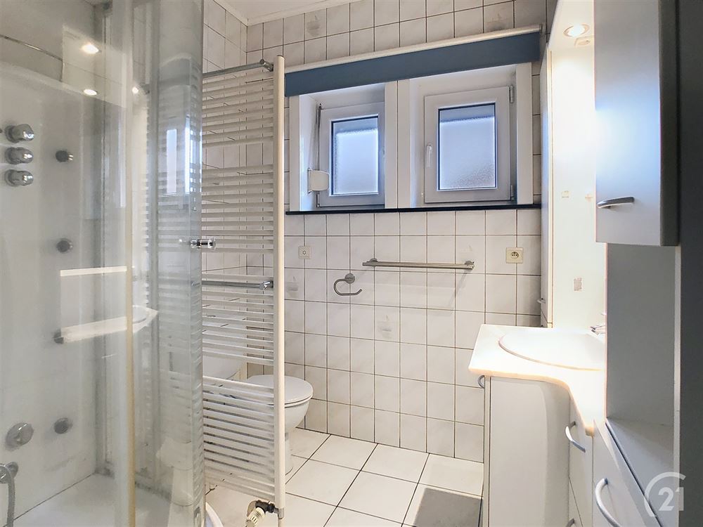 MAISON AVEC SURFACE COMMERCIALE 4 CHAMBRES ET 3 BU