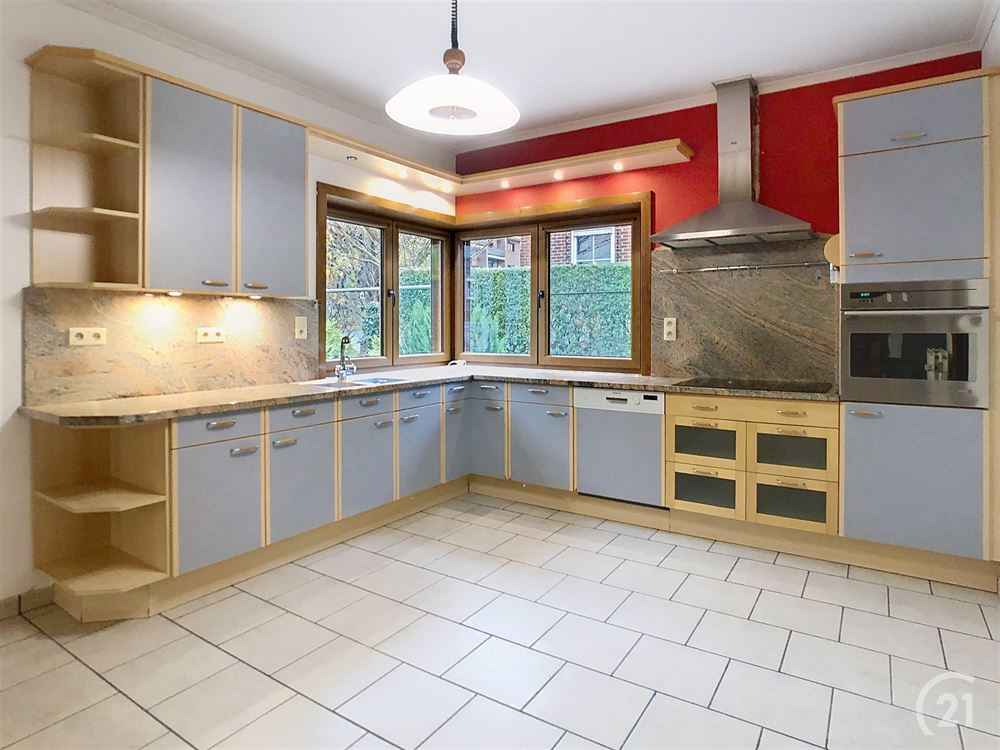 MAISON AVEC SURFACE COMMERCIALE 4 CHAMBRES ET 3 BU