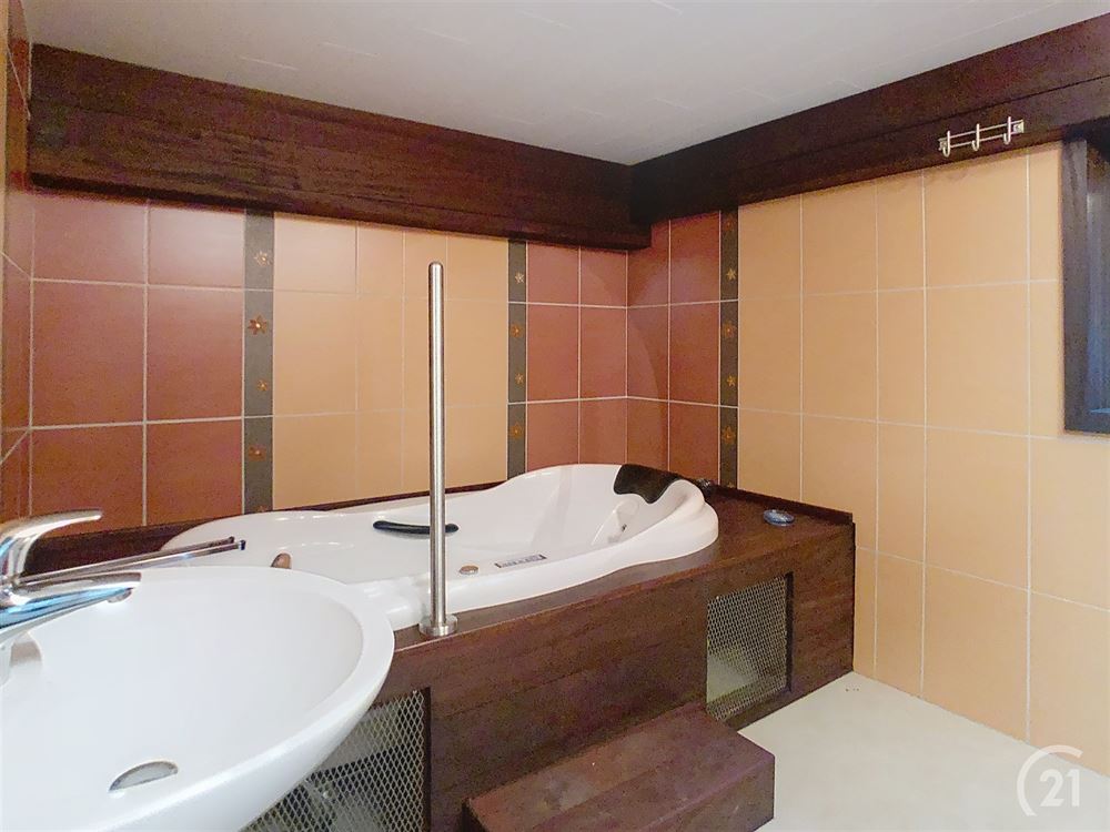 MAISON AVEC SURFACE COMMERCIALE 4 CHAMBRES ET 3 BU