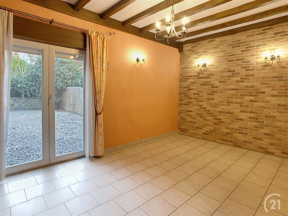 MAISON AVEC SURFACE COMMERCIALE 4 CHAMBRES ET 3 BU