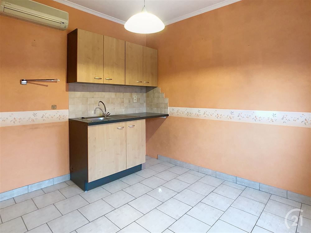 MAISON AVEC SURFACE COMMERCIALE 4 CHAMBRES ET 3 BU