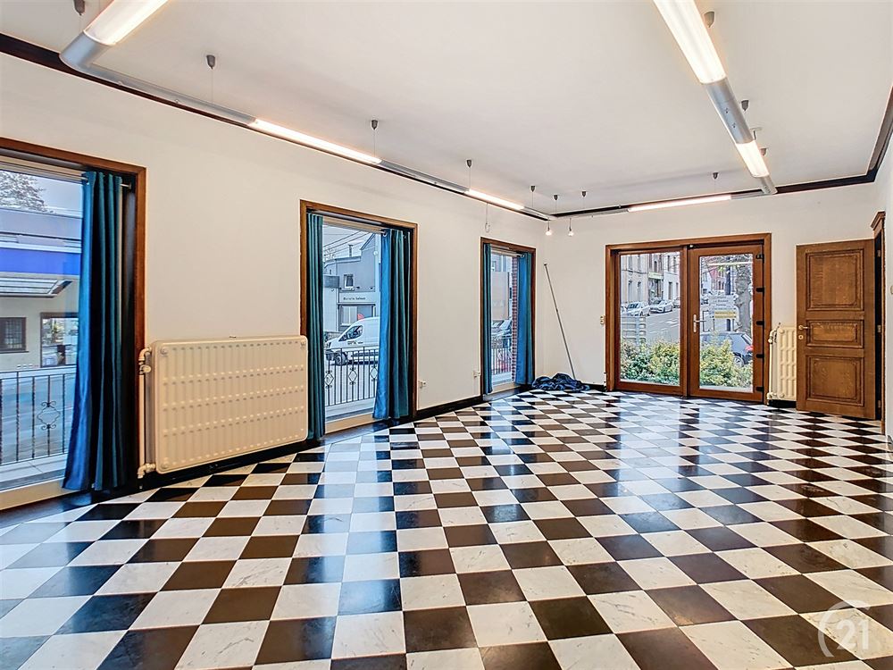 MAISON AVEC SURFACE COMMERCIALE 4 CHAMBRES ET 3 BU