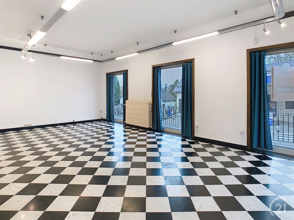 MAISON AVEC SURFACE COMMERCIALE 4 CHAMBRES ET 3 BU