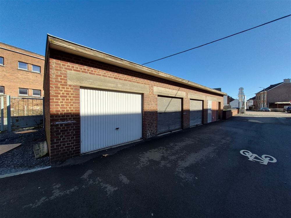 3 GARAGES + PARKING