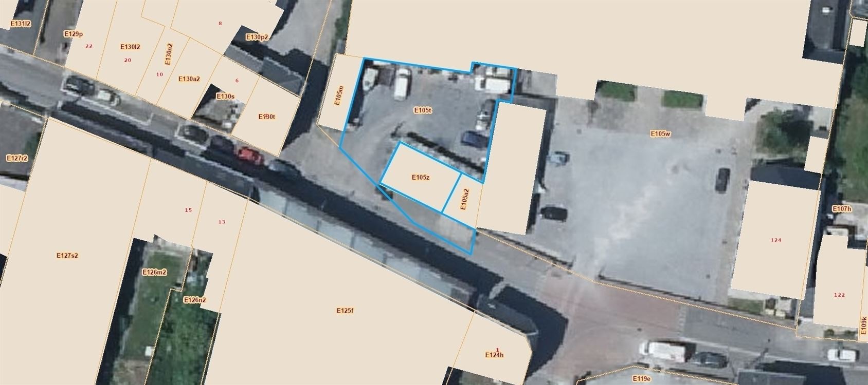 3 GARAGES + PARKING