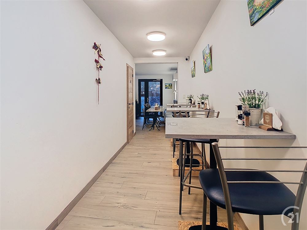 COMMERCE RENOVE AVEC 2 APPARTEMENTS EN GROS OEUVRES