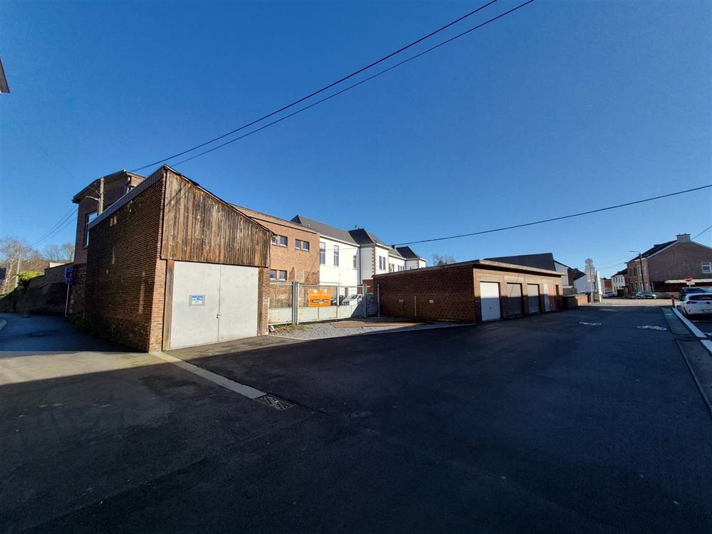 3 GARAGES + PARKING