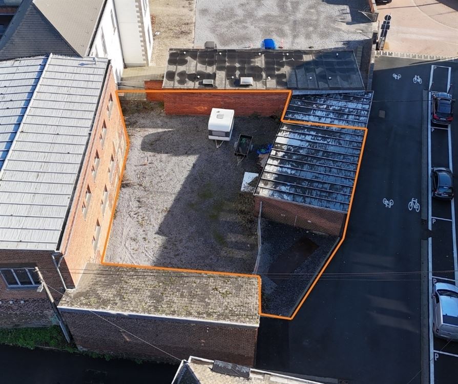 3 GARAGES + PARKING