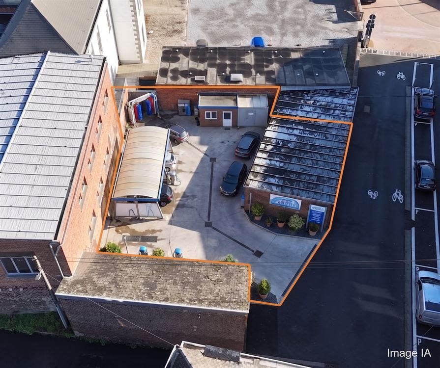 3 GARAGES + PARKING
