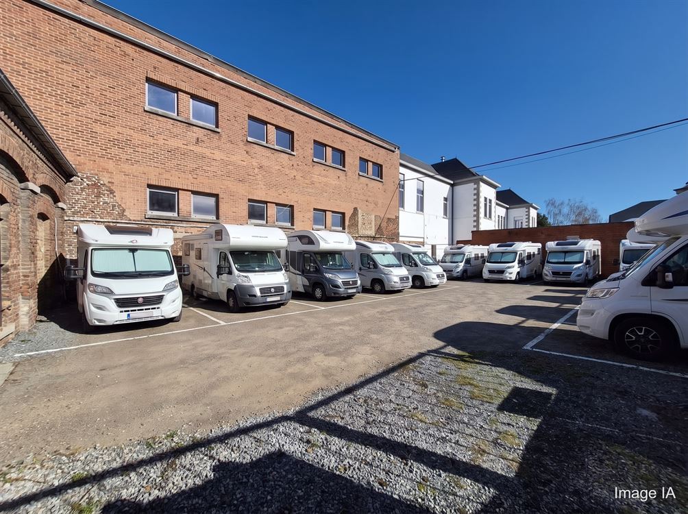 3 GARAGES + PARKING