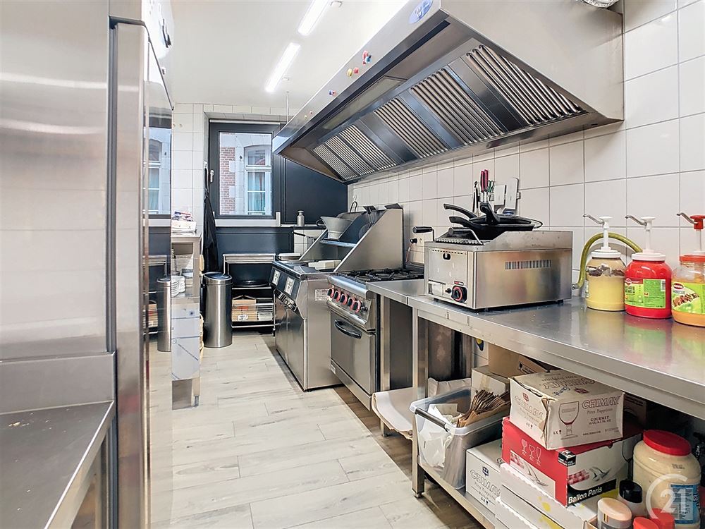 COMMERCE RENOVE AVEC 2 APPARTEMENTS EN GROS OEUVRES
